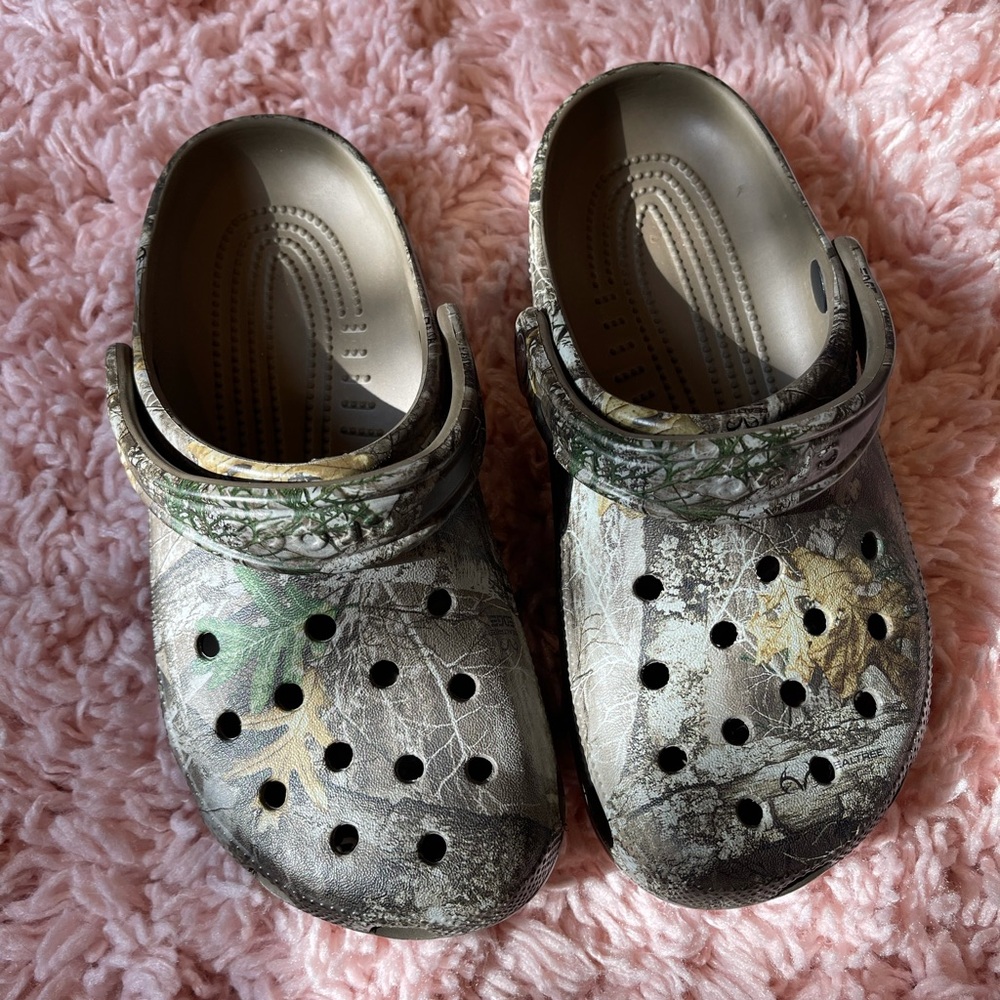 brand new camo crocs! women’s 7